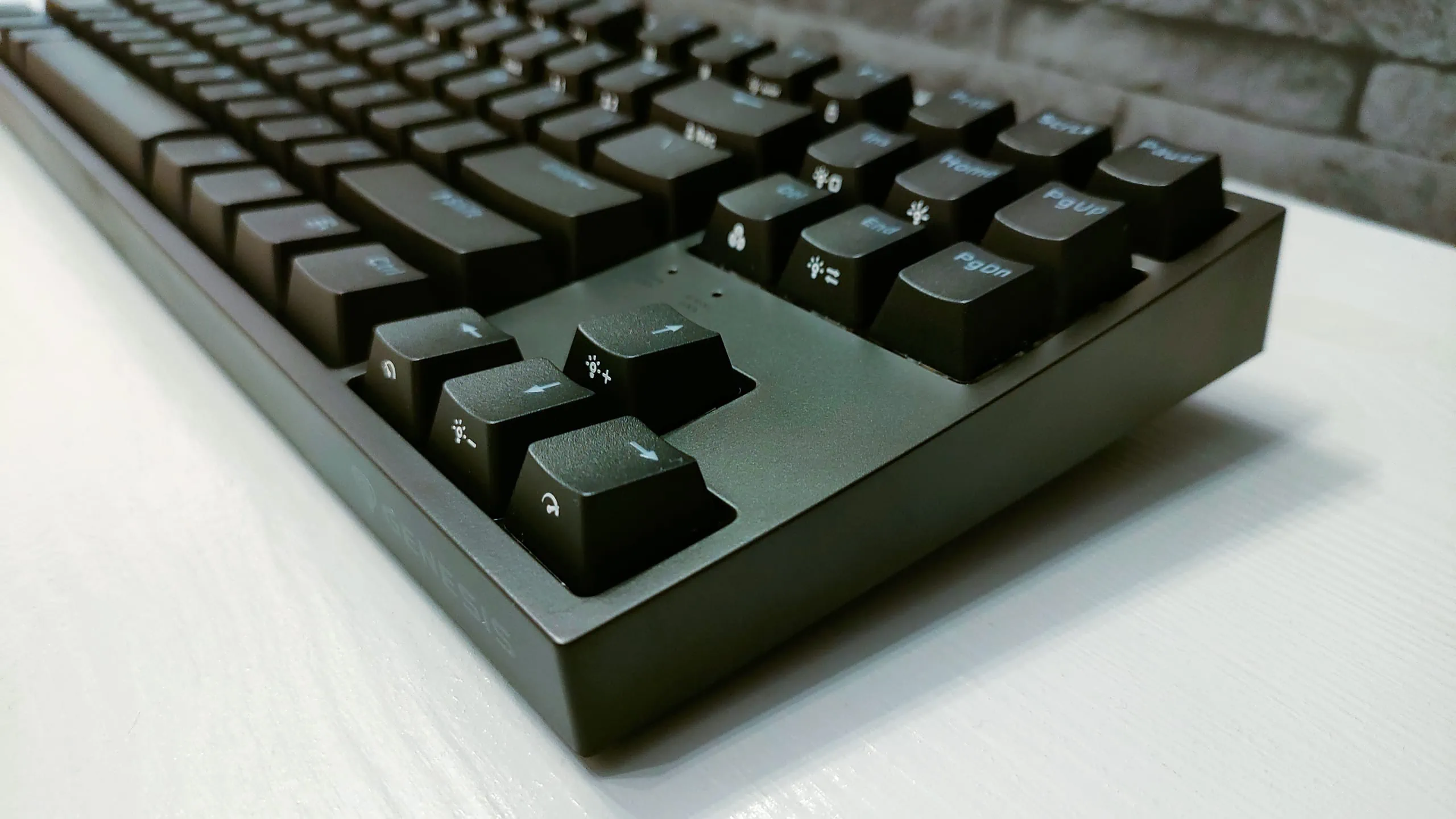 Genesis Thor 404 TKL