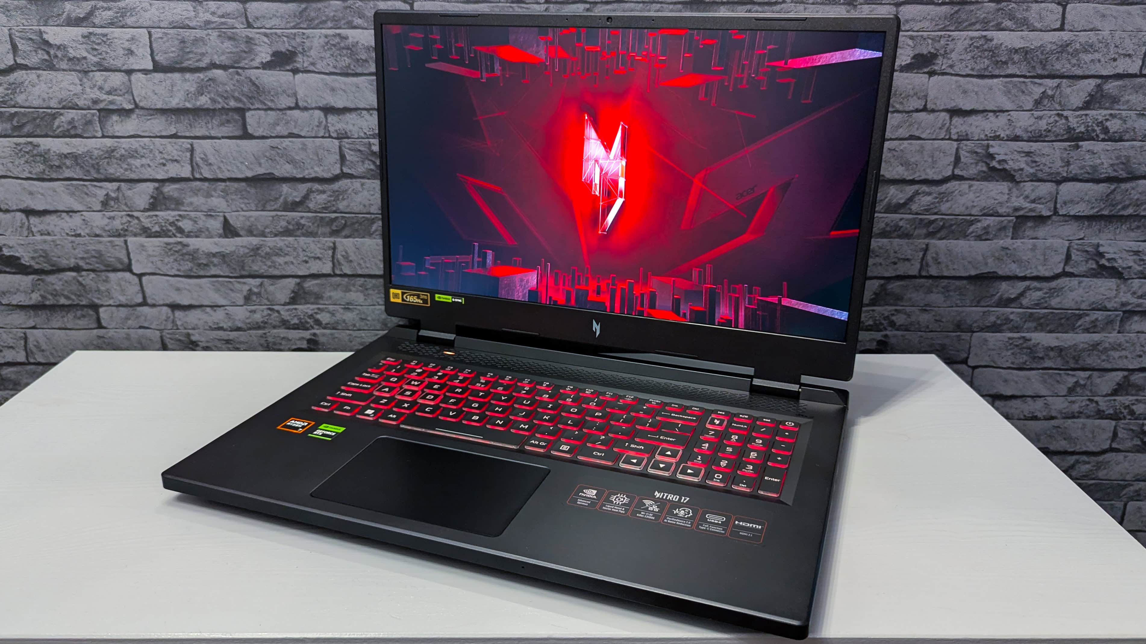 Test laptopa Acer Nitro 17. Gamingowy mocarz do domu i do plecaka